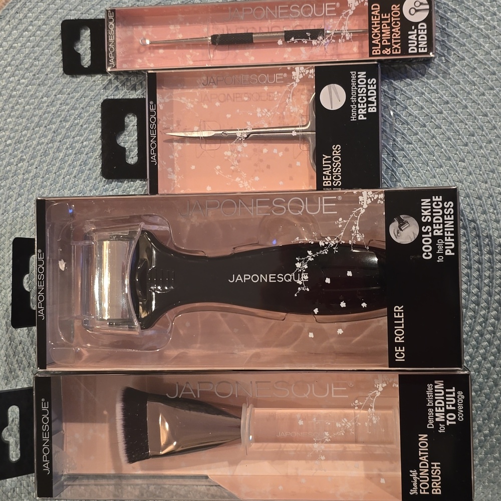 JAPONESQUE BRAND WOMEN'S MAKEUP ACCESSORIES BUNDLE OF 4 ITEMS